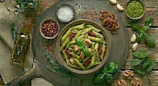 Паста з куркою та песто