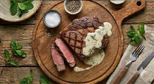 Стейк з соусом з блакитного сиру ★