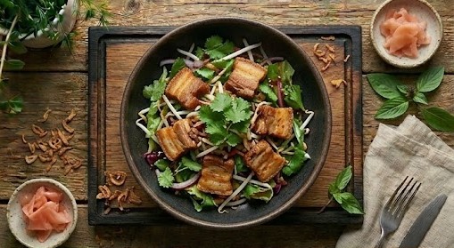 Салат з хрусткою свининою та азіатським соусом ★