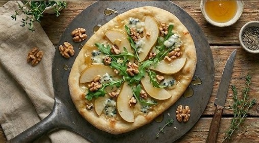 Піца з грушею та горгондзолою ★