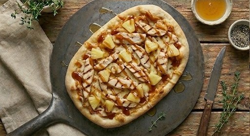 Піца з куркою та ананасом