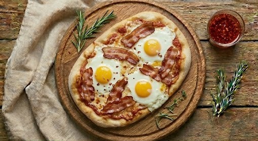 Піца з беконом та яйцем