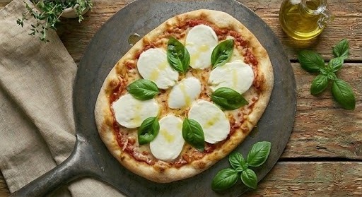 Піца з моцарелою та базиліком
