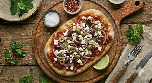 Піца з фетою та оливками