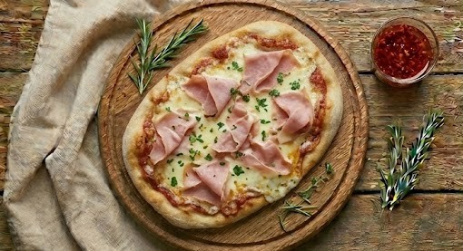 Піца з шинкою та сиром