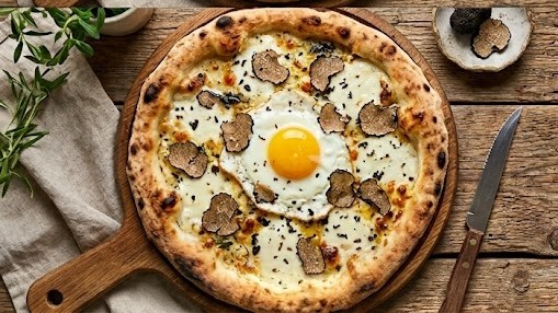 Піца з чорним трюфелем і яйцем ★