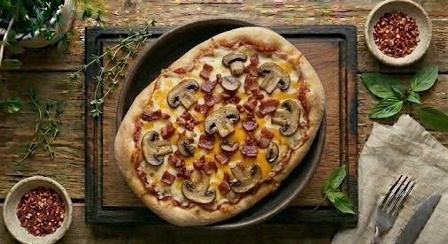 Піца з грибами та беконом