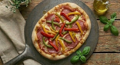 Піца з салямі та перцем