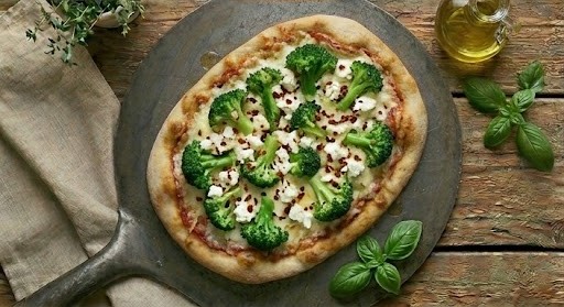 Піца з броколі та сиром
