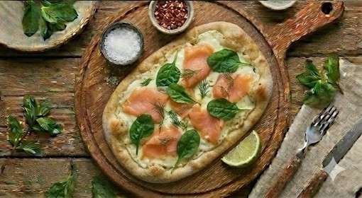 Піца з лососем та шпинатом