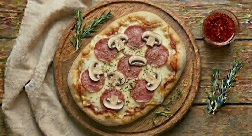 Піца з ковбасою та грибами