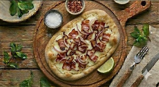 Піца з беконом та цибулею