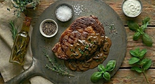 Стейк з грибним соусом