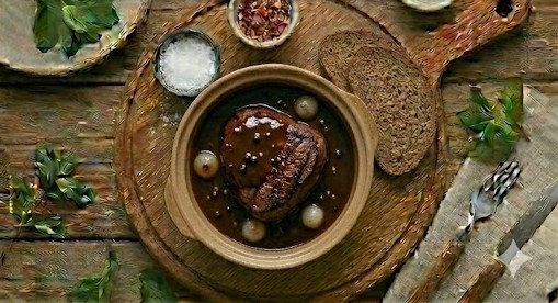 Стейк з соусом демі-гляс