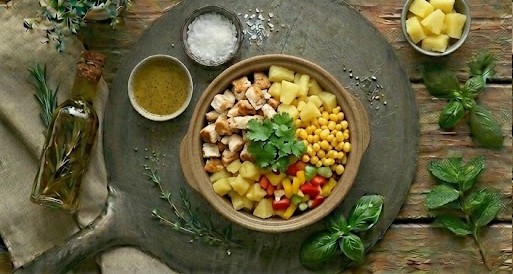 Салат з куркою та ананасом