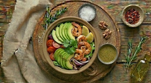 Салат з авокадо та креветками