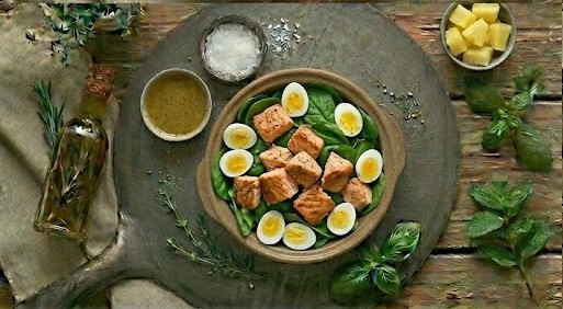 Салат з лососем та шпинатом