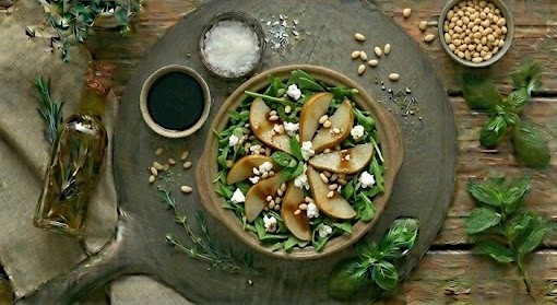 Салат з руколою та грушею