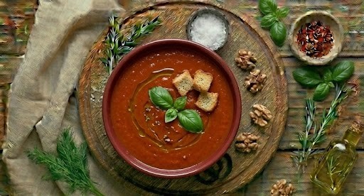 Томатний суп з базиліком