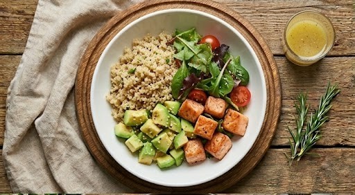 Салат з кіноа, авокадо та лососем ★