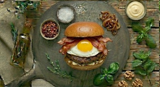 Бургер з беконом та яйцем